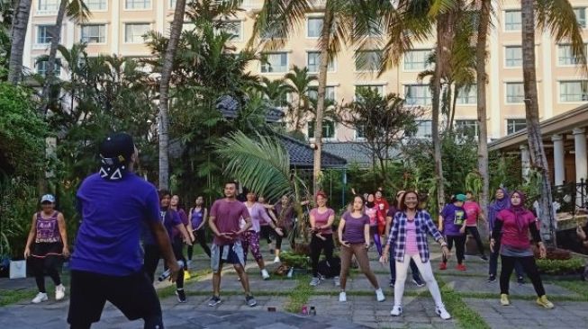 Kelas zumba di Melia Purosani Hotel. (Suara.com/Silfa Humairah)