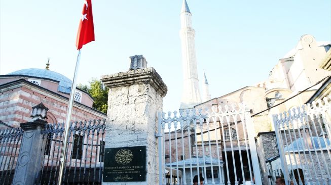 Suasana di depan Hagia Shopia bertuliskan: Masjid Agung Hagia Sophia, diresmikan oleh Presiden Turki Recep Tayyip Erdogan, terlihat di Istanbul, Turki pada 23 Juli 2020.  [Foto/Anadolu Agency]