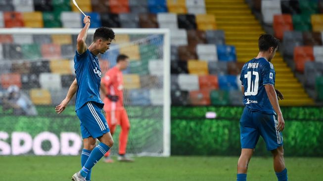 Pemain depan Juventus Cristiano Ronaldo (kiri) beraksi marah  selama pertandingan sepak bola Serie A Italia antara Udinese melawan  Juventus di Stadion Dacia Arena, Udinese, Italia, Jumat (24/7) dini hari WIB
[MARCO BERTORELLO / AFP]