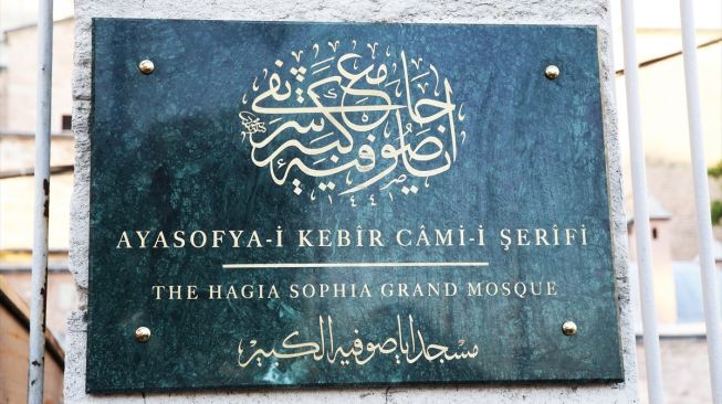 Papan nama baru dipasang di depan Hagia Sophia bertuliskan: Masjid Agung Hagia Sophia, diresmikan oleh Presiden Turki Recep Tayyip Erdogan, terlihat di Istanbul, Turki pada 23 Juli 2020.  [Foto/Anadolu Agency]