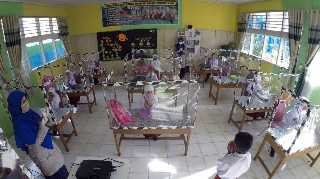 Anak Sulit Disiplin Protokol Kesehatan, DPR Minta Pembukaan Sekolah Dikaji