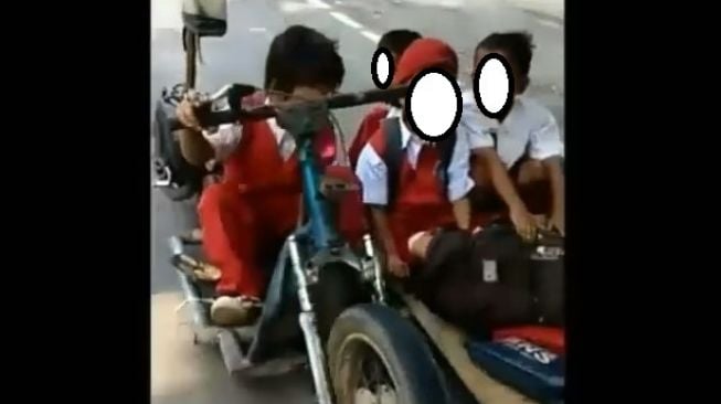 Bocah dengan fasih megendarai motor modifikasi ekstrem (Facebook)