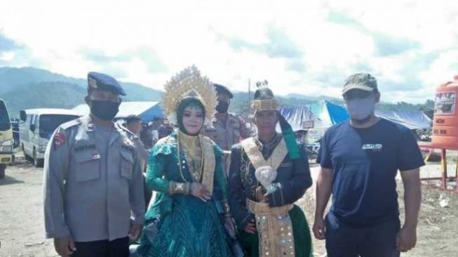 Viral! Korban Banjir Bandang Luwu Utara Menikah di Tenda Pengungsian