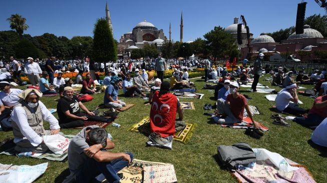 Umat Islam melaksanakan salat Jumat di Masjid Hagia Sophia untuk pertama kalinya setelah 86 tahun pada 24 Juli 2020 di Istanbul, Turki.  [Foto/AFP]