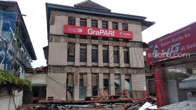 Diduga Termakan Usia, Kanopi Atap GraPARI Telkomsel Jogja Ambrol