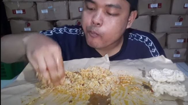 Kuli Bangunan Rantau di Jakarta Unggah Video Mukbang, Warganet Terharu