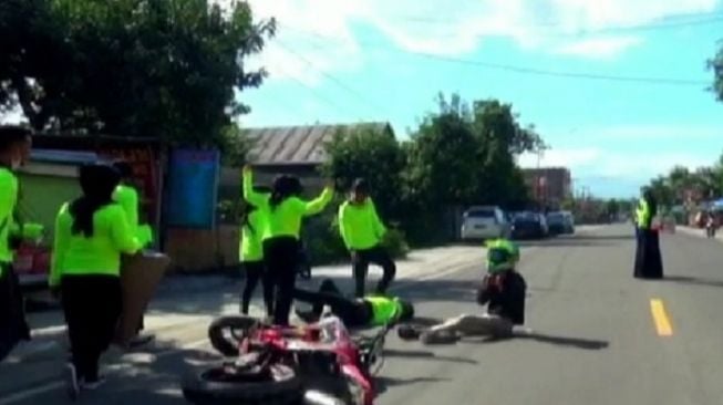 Galang Dana Sambil Joget, Musisi Bugis Ditabrak Pengendara Motor