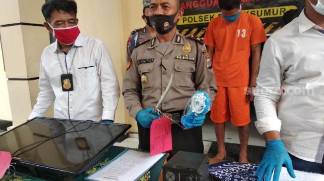 Jajaran kepolisian menunjukkan barang bukti berupa senjata tajam jenis pedang saat konferensi pers kasus pencurian indekos di Mapolsek Bulaksumur, Jumat (24/7/2020). - (SuaraJogja.id/Muhammad Ilham Baktora)