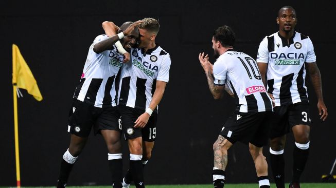 Pemain tengah Udinese Seko Fofana (kiri) merayakan golnya dengan rekan satu tim setelah mencetak gol  selama pertandingan sepak bola Serie A Italia antara Udinese melawan  Juventus di Stadion Dacia Arena, Udinese, Italia, Jumat (24/7) dini hari WIB. [MARCO BERTORELLO / AFP]