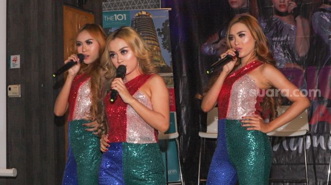 Personil baru grup dangdut Trio Macan yaitu Nanda (kiri), Elok (tengah) dan Vira (kanan) usai membawakan single barunya 'Anumu' di Kawasan Darmawangsa, Jakarta Selatan, Jumat (24/7). [Suara.com/Alfian Winanto]