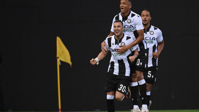 Pemain depan Udinese, Ilija Nestorovski (kiri) merayakan golnya dengan rekan satu tim setelah mencetak gol selama pertandingan sepak bola Serie A Italia antara Udinese melawan  Juventus di Stadion Dacia Arena, Udinese, Italia, Jumat (24/7) dini hari WIB.  [MARCO BERTORELLO / AFP]