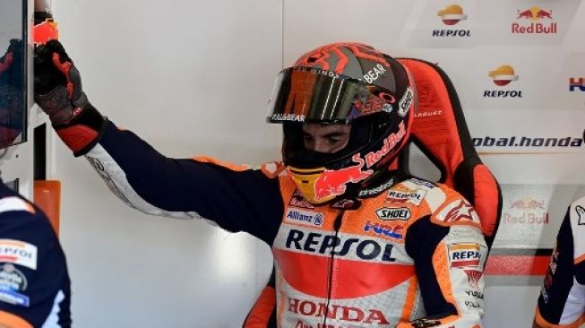 Pebalap Repsol Honda Marc Marquez terlihat masih kurang nyaman dengan kondisi lengannya usai menjalani sesi latihan bebas ketiga MotoGP Andalusia, Sabtu (25/7/2020). [AFP]