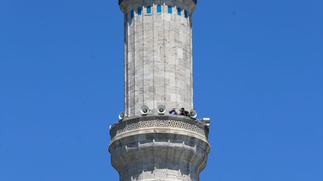 Sebuah menara Masjid Hagia Sophia terlihat saat doa untuk orang yang sudah meninggal dibacakan oleh empat muazin di empat menara Masjid Hagia Sophia menjelang Salat Jumat yang akan dilakukan untuk pertama kalinya setelah 86 tahun pada 24 Juli 2020 di Istanbul, Turki.  [Foto/Anadolu Agency]