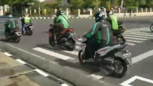 Serasa di sirkuit asli, para ojol 'balapan' di jalan (Instagram)