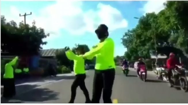 Nekat Joget di Tengah Jalan, Pria Ini Terlibas Kendaraan yang Melintas