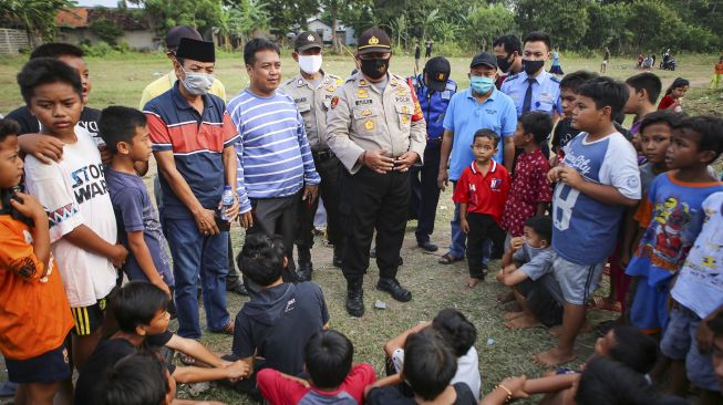 Polisi memberikan sosialisasi saat razia layangan di kawasan keselamatan operasi penerbangan Bandara Soekarno Hatta, Neglasari, Kota Tangerang, Banten, Sabtu (25/7/2020). [ANTARA FOTO/Fauzan]