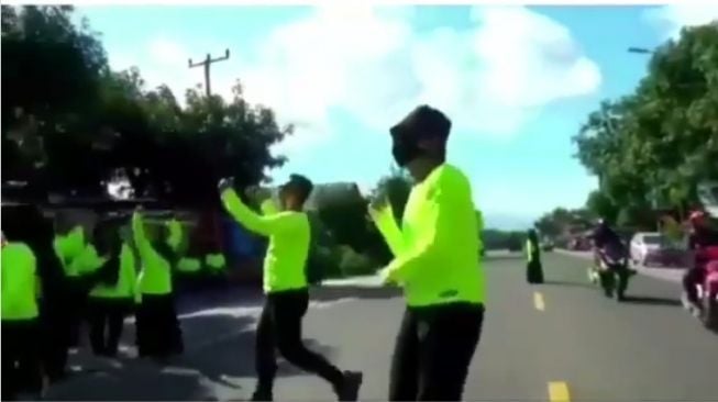 Pria kena seruduk pemotor di jalan  (Instagram)