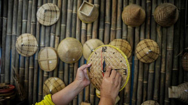 Warga membuat kerajinan anyaman dari bambu di Kampung Pangaroan, Desa Cipanas, Tanjung Kerta, Kabupaten Sumedang, Jawa Barat, Sabtu (25/7/2020).  [ANTARA FOTO/Raisan Al Farisi]