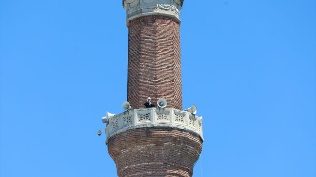 Sebuah menara Masjid Hagia Sophia terlihat saat doa untuk orang yang sudah meninggal dibacakan oleh empat muazin di empat menara Masjid Hagia Sophia menjelang Salat Jumat yang akan dilakukan untuk pertama kalinya setelah 86 tahun pada 24 Juli 2020 di Istanbul, Turki.  [Foto/Anadolu Agency]