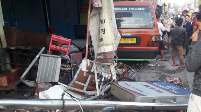 Gerobak pedagang kaki lima di Jalan Raya Pekayon, Kecamatan Bekasi Selatan, Kota Bekasi, hancur berantakan diseruduk angkutan kota (Angkot) 02 Bekasi. (dok polisi)