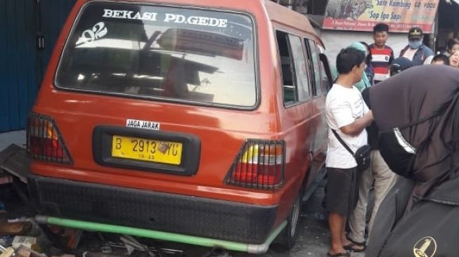 Gerobak pedagang kaki lima di Jalan Raya Pekayon, Kecamatan Bekasi Selatan, Kota Bekasi, hancur berantakan diseruduk angkutan kota (Angkot) 02 Bekasi. (dok polisi)