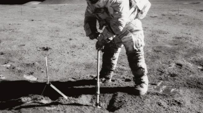 Astronot James B. Irwin mengumpulkan debu di Bulan. [NASA/Discover magazine]