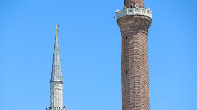 Umat Islam berddoa untuk orang yang sudah meninggal dibacakan oleh empat muazin di empat menara Masjid Hagia Sophia menjelang Salat Jumat yang akan dilakukan untuk pertama kalinya setelah 86 tahun pada 24 Juli 2020 di Istanbul, Turki.  [Foto/Anadolu Agency]