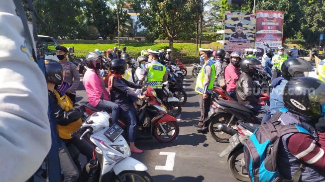 Bukan Lakukan Penilangan Polisi Jabar Malah Bagikan Ratusan Ribu Masker