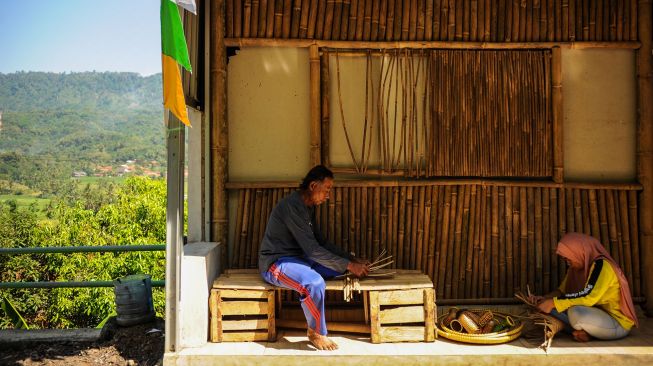 Warga membuat kerajinan anyaman dari bambu di Kampung Pangaroan, Desa Cipanas, Tanjung Kerta, Kabupaten Sumedang, Jawa Barat, Sabtu (25/7/2020).  [ANTARA FOTO/Raisan Al Farisi]