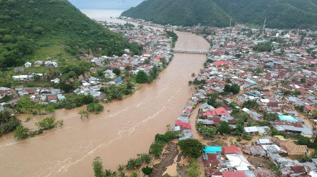 Foto udara Sungai Bone yang meluap dan merendam rumah warga di Ipilo, Kota Gorontalo, Gorontalo, Jumat (24/7/2020). [ANTARA FOTO/Adiwinata Solihin]