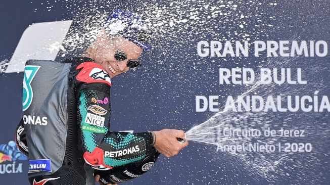 Pebalap Petronas Yamaha SRT, Fabio Quartararo melakukan selebrasi usai menjuarai MotoGP Andalusia 2020 di Sirkuit Jerez, Sevilla, Spanyol, Minggu (26/7/2020) malam WIB. [JAVIER SORIANO / AFP]