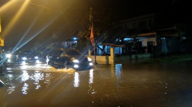 Banjir Rendam Rumahnya, Warga Ini Tidur Berdesakan dengan Anjing Peliharaan