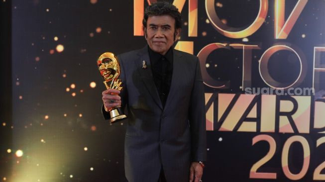 Aktor dan Pedangdut Rhoma Irama meraih penghargaan khusus atas perannya di industri perfilman tanah air dalam gelaran Indonesia Movie Actors Awards 2020 IMAA di Jakarta, Sabtu (25/7). [Suara.com/Alfian Winanto]