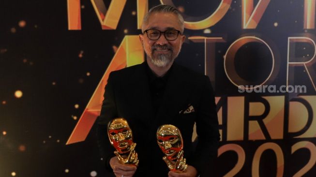 Aktor Lukman Sardi meraih penghargaan pemeran utama pria terbaik karena perannya di film '27 Steps Of May' dalam gelaran Indonesia Movies Actors Awards 2020 (IMAA) di Jakarta, Sabtu (25/7). [Suara.com/Alfian winanto]