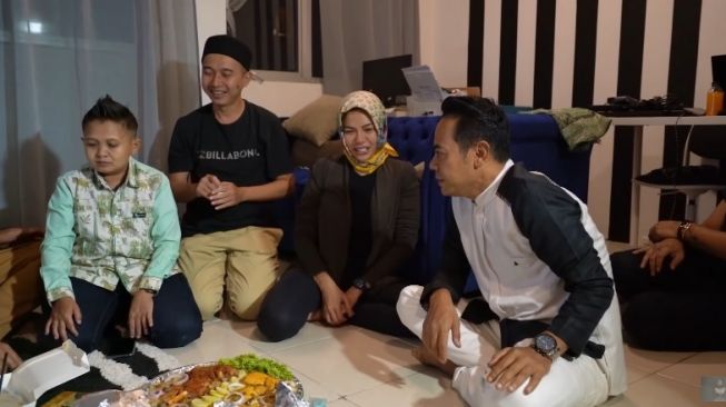 Nikita Mirzani menggelar acara syukuran atas diresmikannya sejumlah usaha miliknya. [channel YouTube Nikita Mirzani]