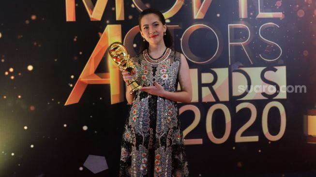 Aktris Adhisty Zara meraih penghargaan pemeran utama wanita terfavorit karena perannya di film 'Dua Garis Biru' dalam gelaran Indonesia Movies Actors Awards 2020 (IMAA)  di Jakarta, Sabtu (25/7). [Suara.com/Alfian winanto]