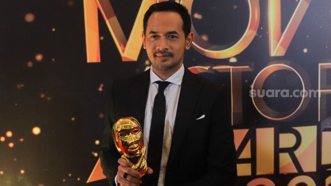 Aktor Oka Antara meraih penghargaan pemeran pendukung pria terbaik karena perannya di film 'Nanti Kita Cerita Tentang Hari Ini' dalam gelaran Indonesia Movies Actors Awards 2020 (IMAA) di Jakarta, Sabtu (25/7). [Suara.com/Alfian winanto]