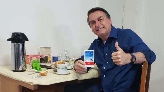 Presiden Brasil Jair Bolsonoari sembuh dari Covid-19 dan memegang hidroksiklorokuin. (Dok. Instagram)