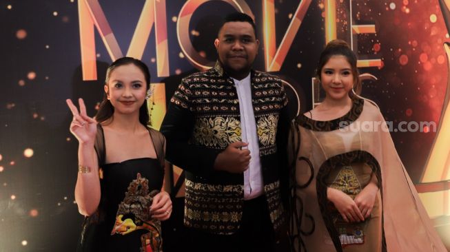 Penyanyi Lyodra Ginting (kiri), Andmesh Kamaleng (tengah) dan Tiara Andini (kanan) saat mengisi gelaran Indonesia Movie Actors Awards 2020 IMAA di Jakarta, Sabtu (25/7). [Suara.com/Alfian Winanto]