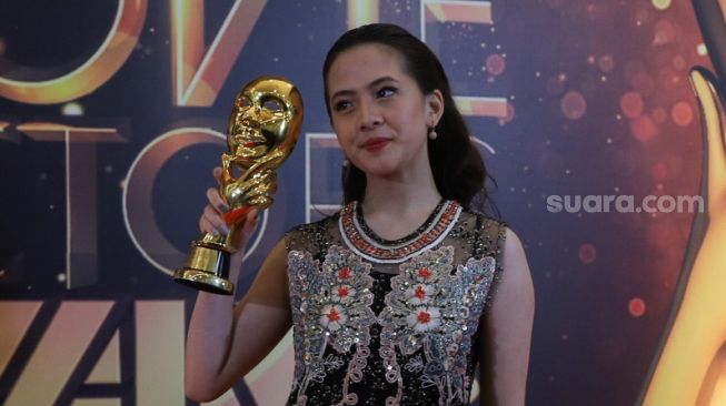 Aktris Adhisty Zara meraih penghargaan pemeran utama wanita terfavorit karena perannya di film 'Dua Garis Biru' dalam gelaran Indonesia Movies Actors Awards 2020 (IMAA)  di Jakarta, Sabtu (25/7). [Suara.com/Alfian winanto]