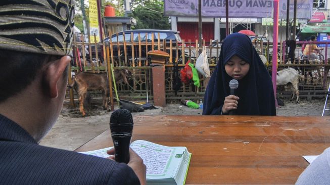 Peserta mengikuti program kambing gratis untuk Hafiz (Penghafal) Al Quran di Masjid Raya Muhammad Ramadhan, Bekasi, Jawa Barat, Minggu (26/7/2020). [ANTARA FOTO/ Fakhri Hermansyah]