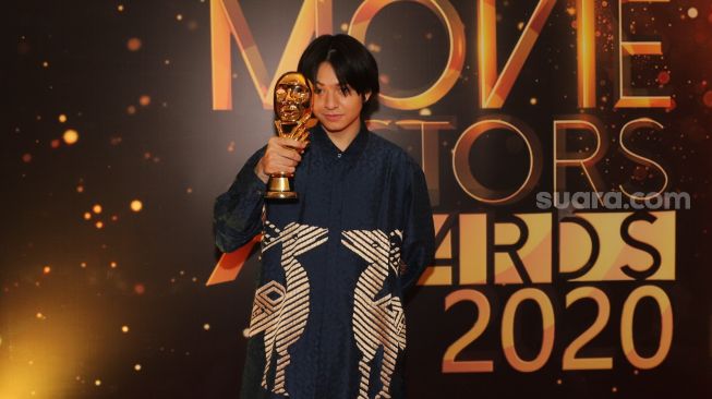 Aktor Angga Yunanda meraih penghargaan pemeran utama pria terfavorit karena perannya di film 'Dua Garis Biru' dalam gelaran Indonesia Movies Actors Awards 2020 (IMAA) di Jakarta, Sabtu (25/7). [Suara.com/Alfian winanto]