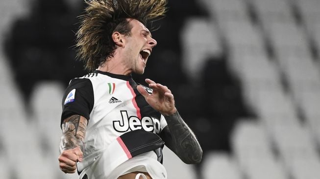 Gelandang Juventus Federico Bernardeschi melakukan selebrasi setelah mencetak gol selama pertandingan sepak bola Serie A Italia antara Juventus dan Sampdoria di Stadion Allianz di Turin, Minggu (26/7/2020). [MARCO BERTORELLO / AFP]