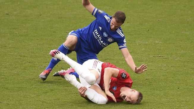 Bek Irlandia Utara Leicester City Jonny Evans (kiri) melakukan pelanggaran terhadap gelandang Manchester United Skotlandia Scott McTominay (kanan) dan langsung mendapatkan kartu merah selama pertandingan sepak bola Liga Primer Inggris antara Leicester City melawan Manchester United di King Power Stadium di Leicester, Inggris, Minggu (26/7/2020). [Oli SCARFF / POOL / AFP]