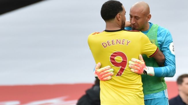 Kapten Watford, Troy Deeney (kiri) bersama kiper cadangan Heurelho Gomes usai laga Liga Inggris 2019/2020 kontra Arsenal di Emirates Stadium, London, Minggu (26/7/2020) malam WIB. [AFP]