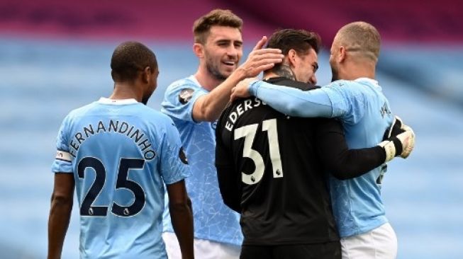 Kiper Manchester City Ederson (kedua kanan) merayakan keberhasilannya clean sheet melawan Norwich City dan meraih penghargaan Sarung Emas usai laga Liga Inggris di Etihad Stadium. Shaun Botterill / POOL / AFP