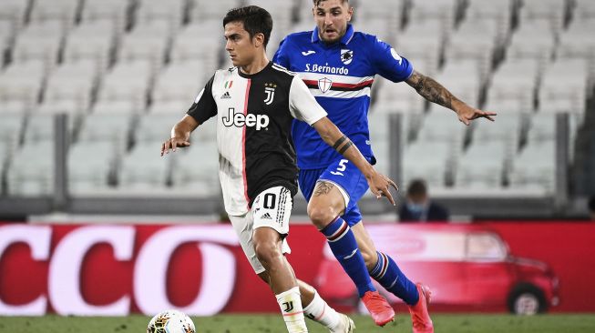 Pemain depan Juventus asal Argentina Paulo Dybala (kiri) mengamankan bola dari pemain tengah Sampdoria asal Prancis Julian Chabo selama pertandingan sepak bola Serie A Italia antara Juventus dan Sampdoria di Stadion Allianz di Turin, Minggu (26/7/2020). [MARCO BERTORELLO / AFP]