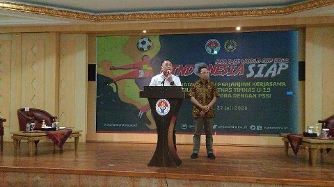 Ketua Umum PSSI, Mochamad Iriawan (kiri) dan Menpora Zainudin Amali usai menandatangani MoU pencairan anggaran fasilitas persiapan Piala Dunia U-20 2021. [Arief Apriadi/Suara.com]