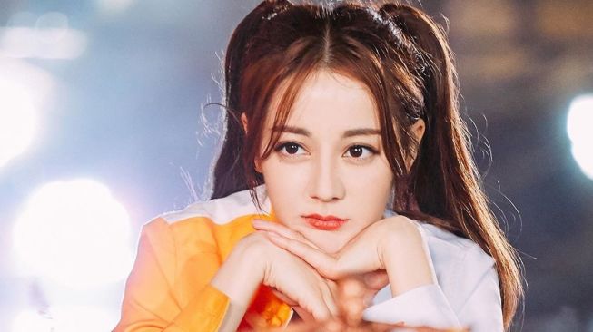 Bisa Dicontek, Padu Padan Jaket Kulit Ala Dilraba Dilmurat