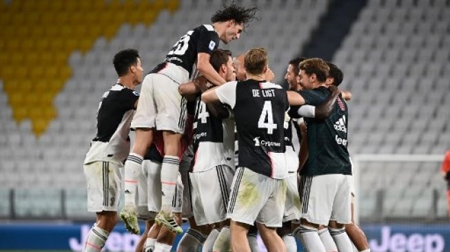 Para pemain Juventus merayakan sukses mereka mengamankan gelar Scudetto setelah mengalahkan Sampdoria dalam lanjutan Liga Italia di Allianz Stadium, Turin. MARCO BERTORELLO / AFP